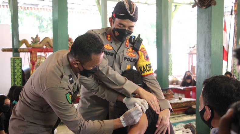 Takut Disuntik, Seniman di Semarang Ini Peluk Kapolres Saat Divaksin