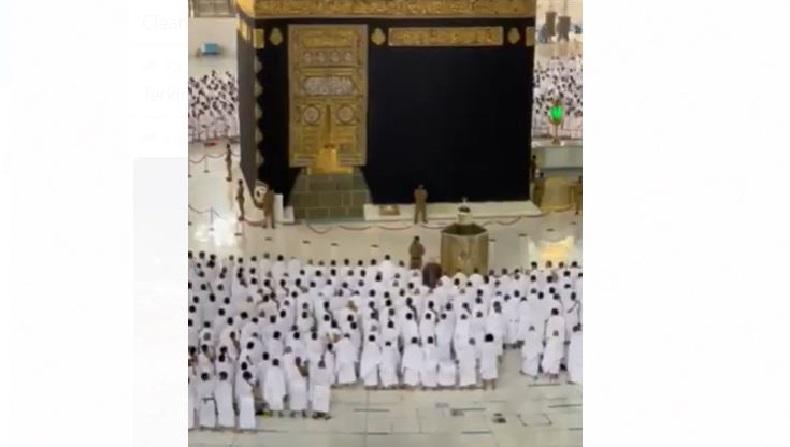  Jaga Jarak Dicabut, Ini Penampakan Salat Subuh di Masjidil Haram