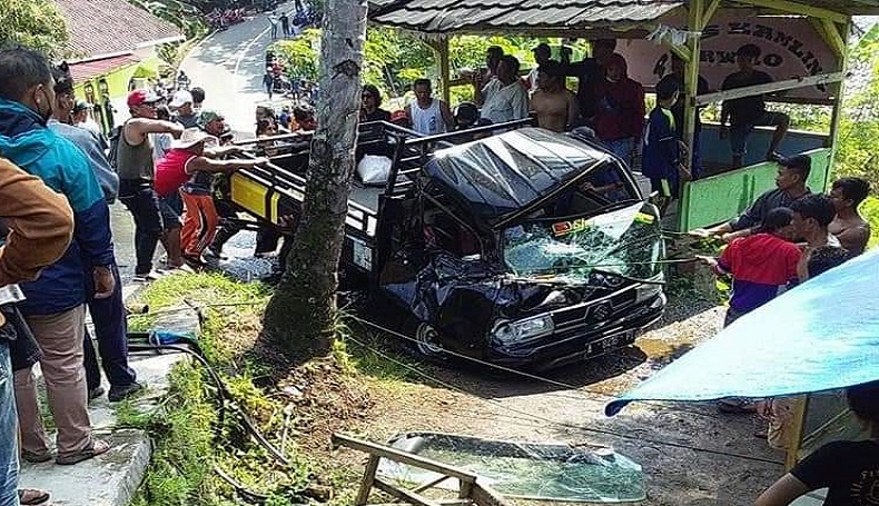 Tak Kuat Menanjak, Truk Tangki Mundur Hantam Pikap di Sukabumi, 2 Luka-Luka