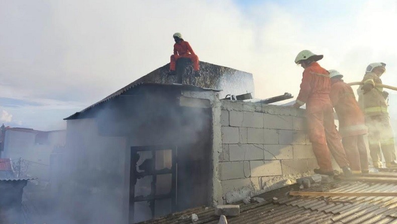 Lima Rumah Ludes Terbakar di Gang Sempit Kawasan Duri Kepa, Petugas Kesulitan Padamkan Api