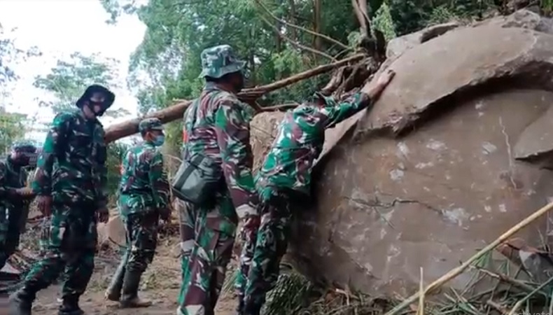 Longsor akibat Gempa, Batu Seukuran Mobil Tutup Akses Jalan Warga Kintamani