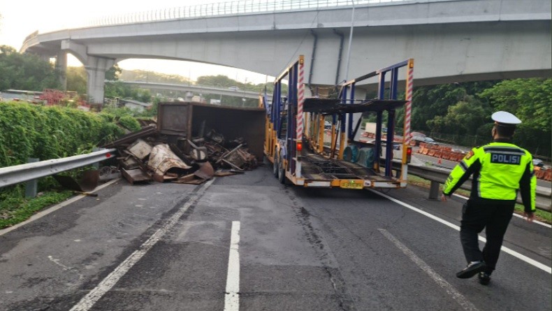 Dua Truk Kecelakaan di Interchange Cawang Arah Cikampek, Satu Terguling