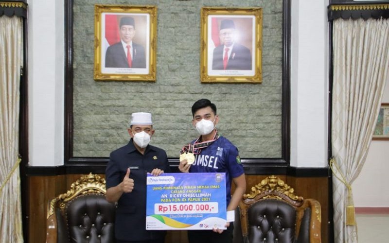 Atlet Asal OKU Peraih Medali Emas PON Papua Terima Bonus dari Pemkab
