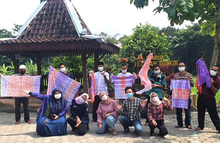 Mahasiswa UGM Berdayakan Santri Melalui Batik Jumputan 