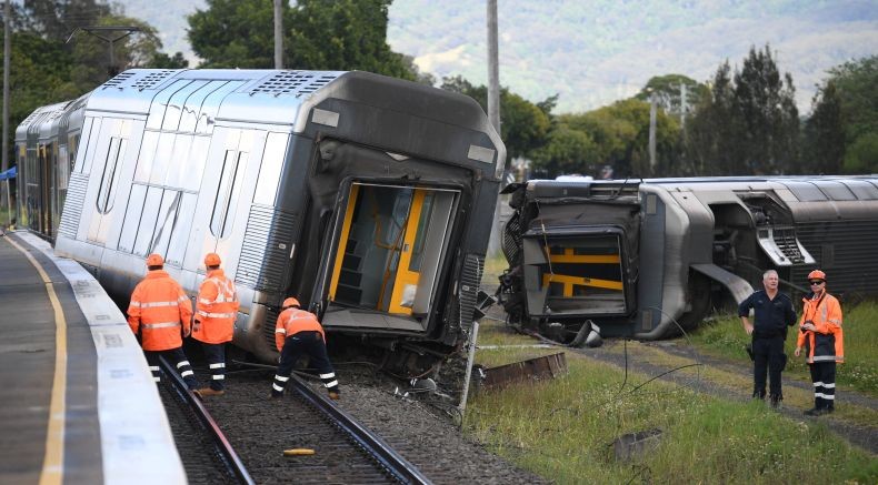 Kereta Commuter Anjlok di Australia Setelah Tabrak Mobil yang Ditinggal Pengemudi di Rel