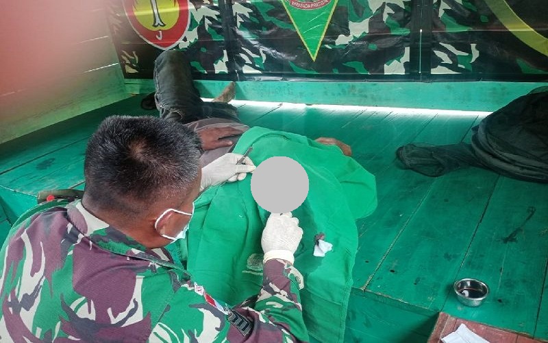 Panik Anaknya Luka Robek di Kepala, Orang Tua Ini Datangi Satgas TNI Minta Pertolongan