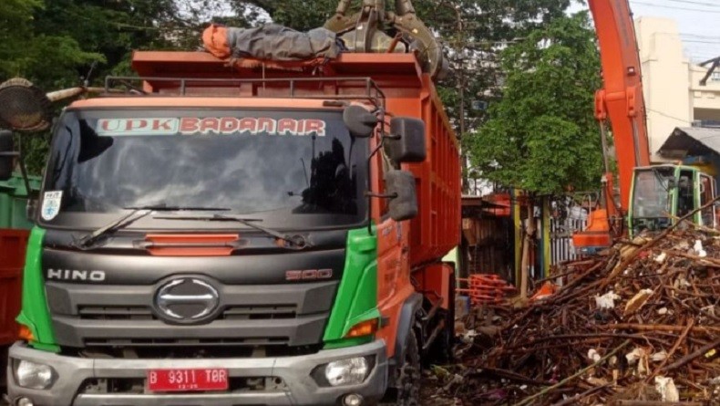 Sampah Kiriman Menumpuk di Pintu Air Manggarai, Kasur hingga Lemari Pakaian