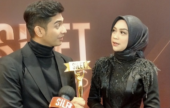Ria Ricis dan Teuku Ryan Raih Piala di Silet Awards 2021   
