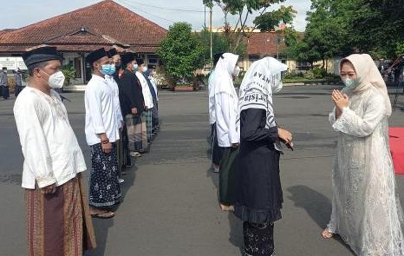 Bupati Cantik Ini Ajak Santri di Purbalingga Tanggulangi Covid-19