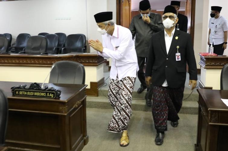 Hari Santri, Ganjar dan Legislatif  Jateng Kompak Sarungan saat Rapat Paripurna