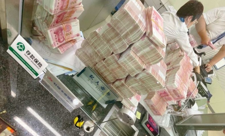  Tersinggung Ditegur soal Masker, Miliarder Ini Kerjai Pegawai Bank Hitung Uang Miliaran Secara Manual