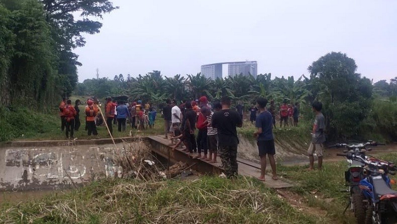 Terpeleset saat Bermain, Bocah Perempuan Hilang Terseret Aliran Kali Angke Tangsel