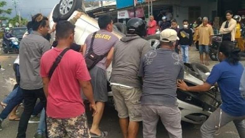 Kecelakaan Tunggal, Mobil Kades Bawa 6 Penumpang Terbalik usai Tabrak Pembatas Jalan