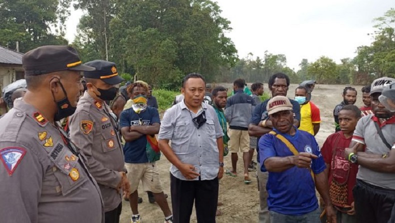 Buntut Kecelakaan di Timika, Warga Palang Jalan Cenderawasih Depan Kantor DPRD