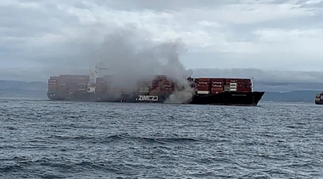 Kapal Kontainer Terbakar di Lepas Pantai Kanada, Keluarkan Asap Beracun