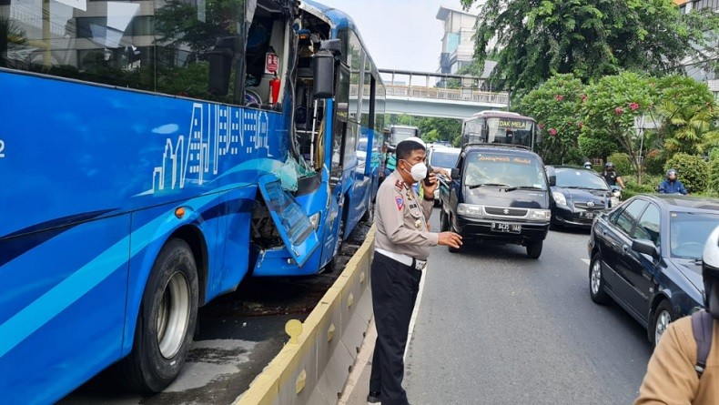 Bus Transjakarta Tabrakan di Jalan MT Haryono, Lalin Arah Cawang Dialihkan