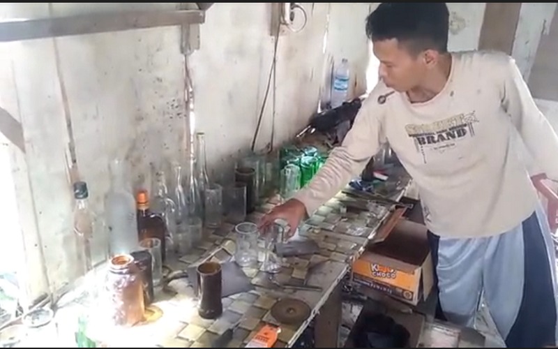 Kisah Harianto, Mantan Napi yang Kreatif Membuat Gelas Cantik dari Botol Kaca Bekas