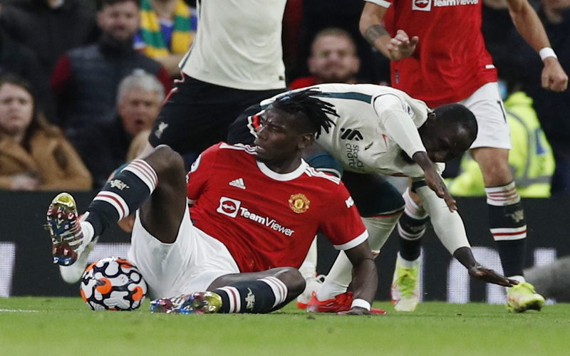 Paul Pogba Cuekin Solskjaer di Ruang Ganti MU Usai Dibantai Liverpool