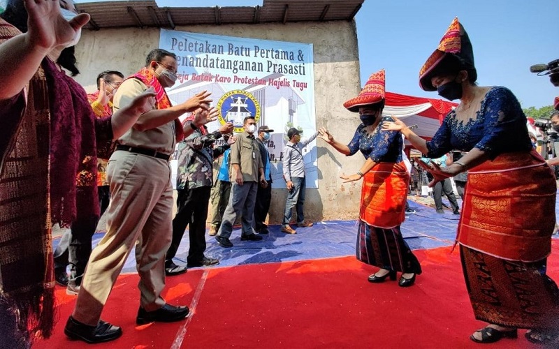 Momen Anies Melandek saat Peletakan Batu Pertama Pembangunan Gereja Batak Karo Protestan