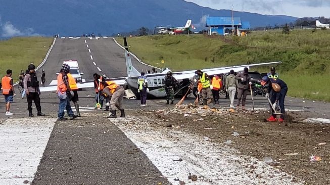  Akhirnya Bandara Aminggaru di Papua Kembali Dibuka Usai Kecelakaan Pesawat Smart Cakrawala Aviasi