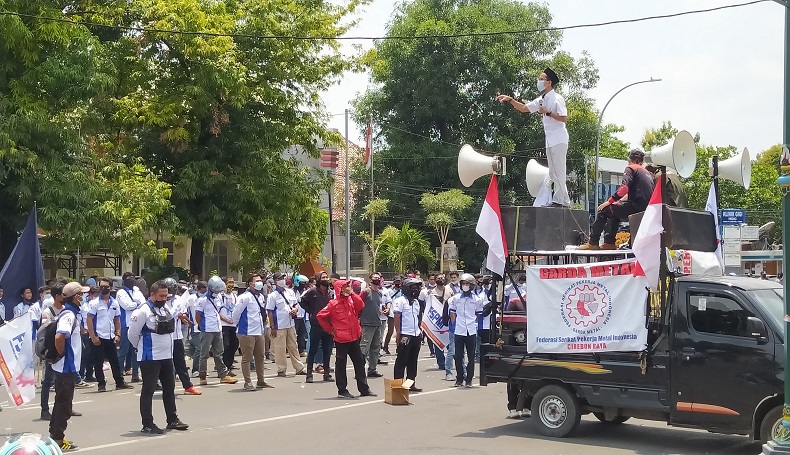 Ratusan Buruh Aksi di Balai Kota Cirebon, Tuntut UMK 2022 Naik 10 Persen