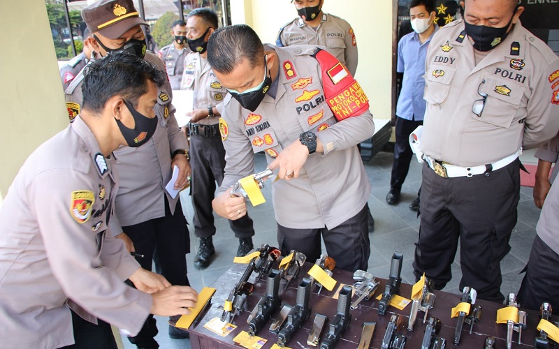 Antisipasi Penyalahgunaan, Kapolres Enrekang Periksa Senjata Api Personel