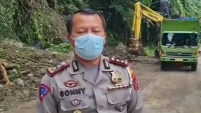 Jalur Medan-Berastagi Dibuka, Material Longor di Tikungan PDAM Selesai Dibersihkan