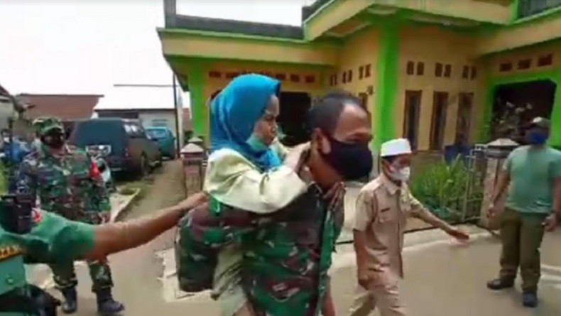 Anggota TNI di Bogor Gendong Nenek Tabyah 85 Tahun ke Tempat Vaksinasi Covid-19   