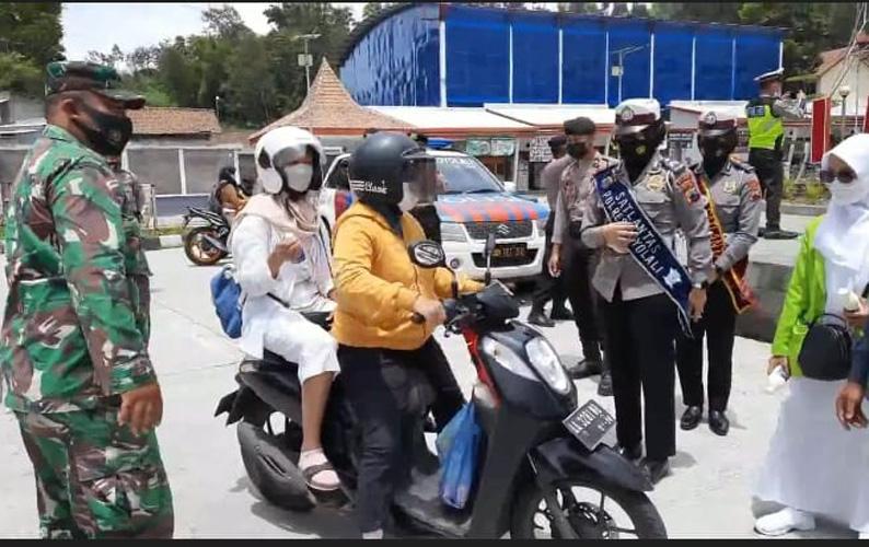 Peringati Hari Sumpah Pemuda, Polisi dan Mahasiswa Bagikan Susu Segar ke Warga
