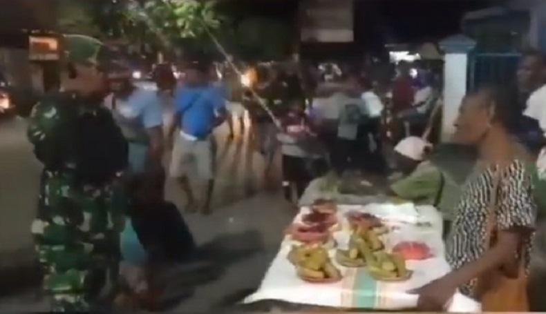 Viral, Prajurit TNI Turun dari Kapal Hormat Wanita Pedagang Emperan, Ternyata Ibunya