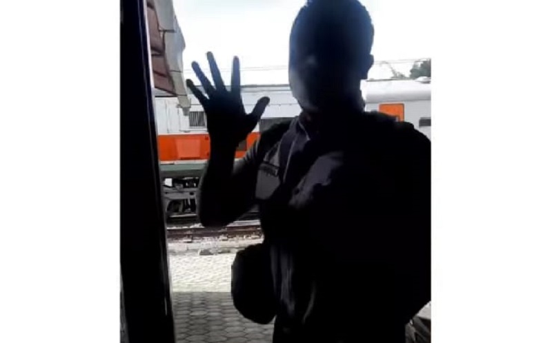Viral, Masinis di Banyuwangi Dijemput Kereta Api Tepat Depan Rumah 
