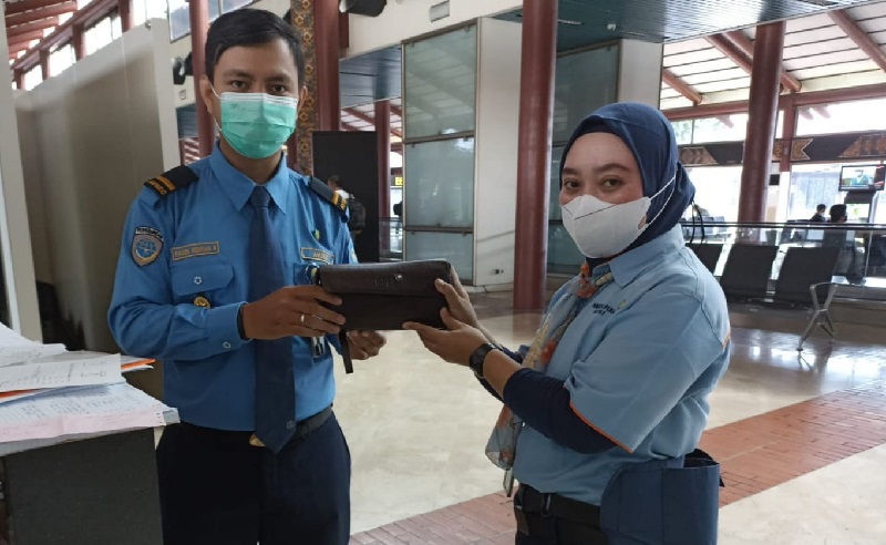 Petugas Cleaning Service Temukan Cek Rp35,5 Miliar di Bandara Soetta, Responsnya Mengejutkan