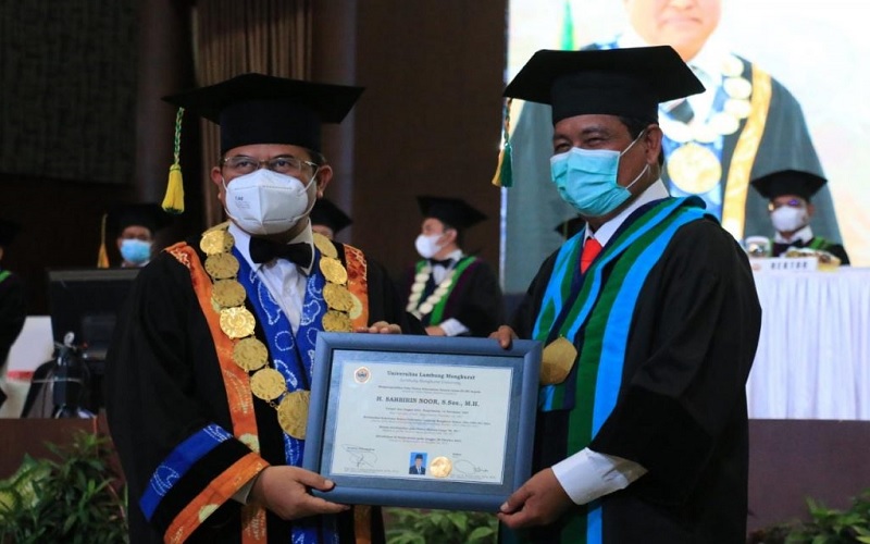 Sahbirin Noor Terima Gelar Doktor Kehormatan dari ULM