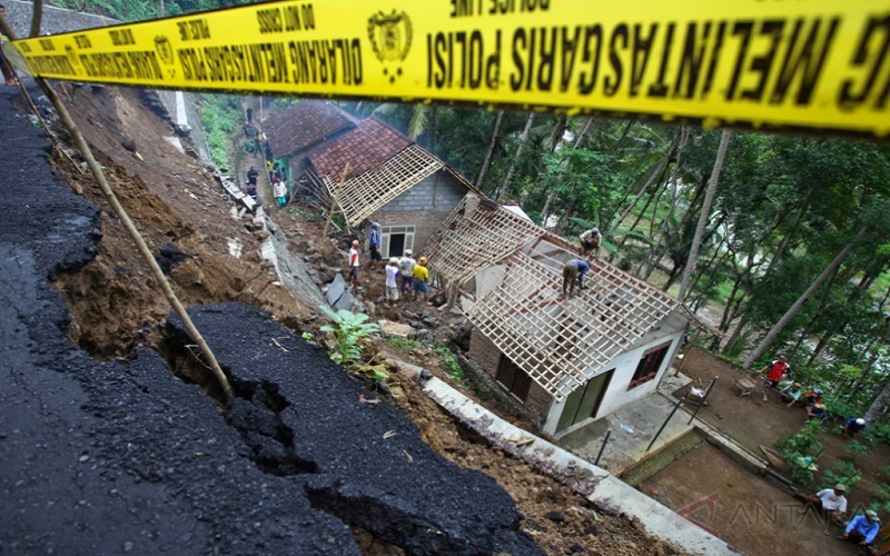 Tertutup Longsor, Jalan Lintas Sibolga - Barus Lumpuh Total 