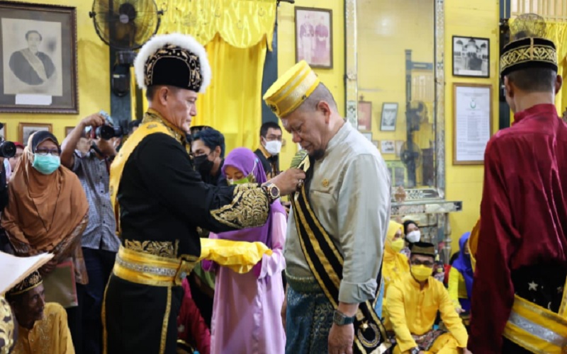 La Nyalla Resmi Bergelar Datuk I Puatta dari Kesultanan Kadriyah Pontianak