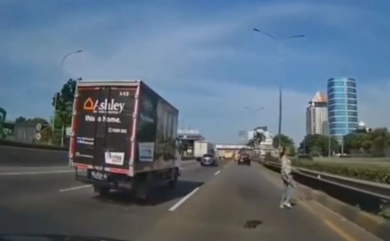 Viral Perempuan Seberangi Tol JORR, Polisi Cari Identitas Pelaku