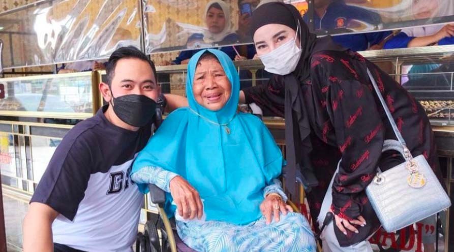 Crazy Rich Malang Ajak Penghuni Panti Jompo Ibu Trimah Jalan-Jalan: Kami Siap Jadi Anak Ibu 