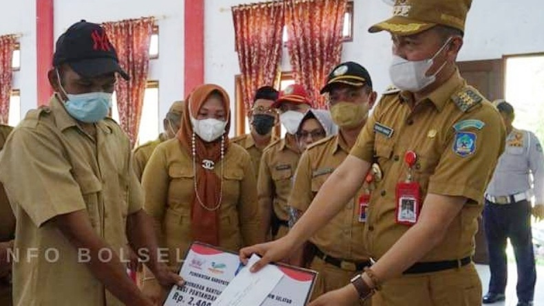 Bupati Bolsel Serahkan Bantuan Sosial Tunai untuk Penyandang Disabilitas dan Lansia 