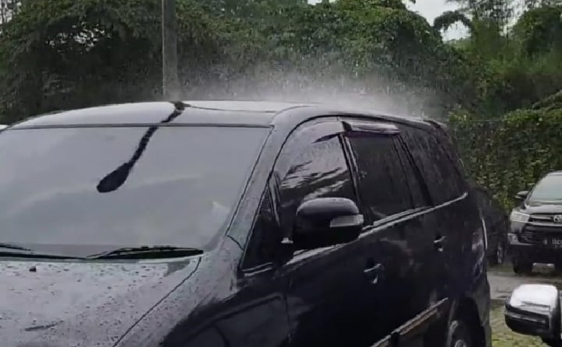 Viral Hujan Hanya Guyur 1 Mobil di Bekasi, Perekamnya Terheran-heran