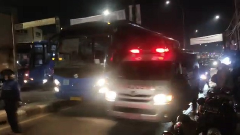 Tabrakan Beruntun di Ciputat, 6 Mobil Ringsek 2 Motor Terjepit