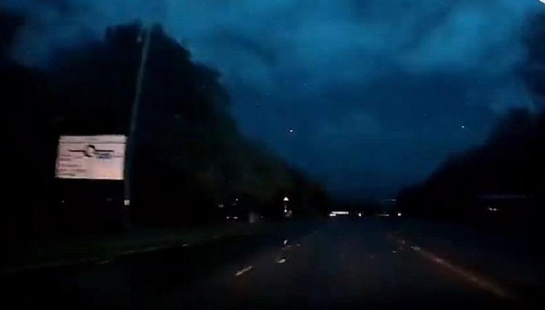 Misterius! Kilatan Cahaya Jadikan Langit Malam Biru Cerah