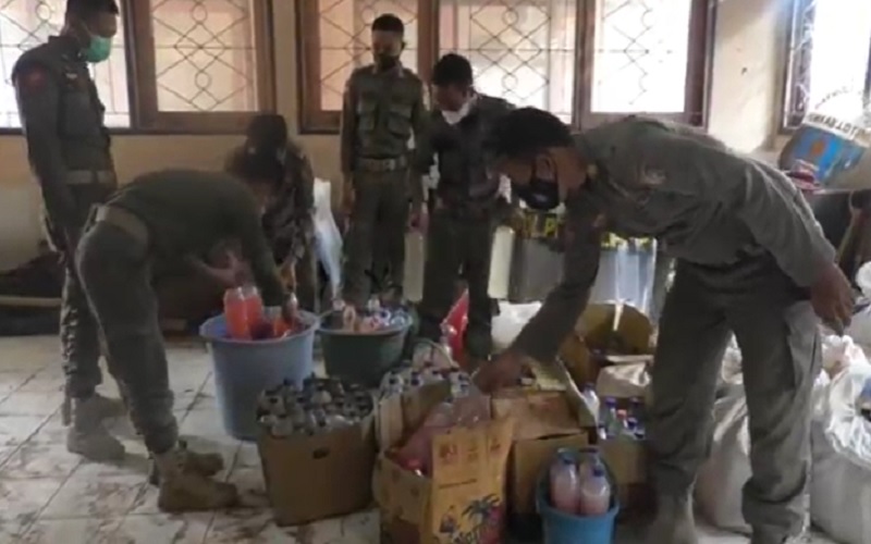 Rumah Penjual Miras di Lotim Digerebek, Ratusan Botol Siap Edar Disita