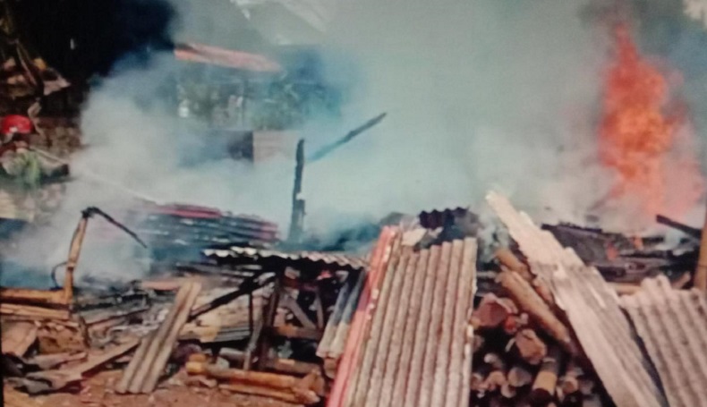 Lupa Matikan Tungku, Rumah Panggung di Pasir Jambu Cianjur Ludes Terbakar