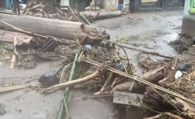 Banjir Bandang Terjang Kota Batu usai Diguyur Hujan Deras, Jalan Tertutup Kayu