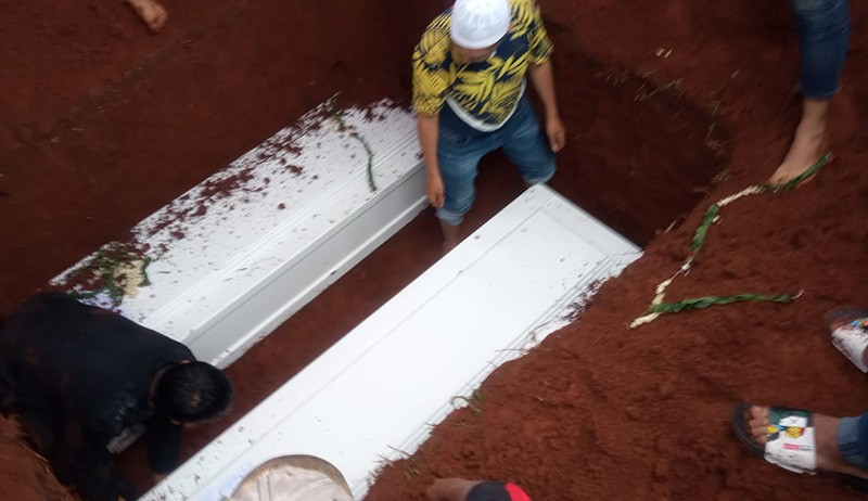 Lantunan Tahlil Iringi Pemakaman Vanessa Angel dan Suami 