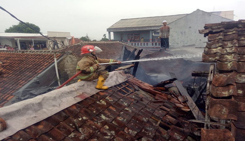 Diduga Korsleting Listrik, 2 Rumah di Permukiman Padat Kota Sukabumi Terbakar