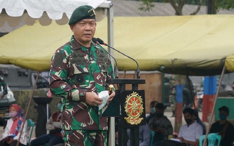 Pimpin Upacara Pemakaman Prajurit yang Gugur di Papua, KSAD Dudung Sanjung Jasa Almarhum