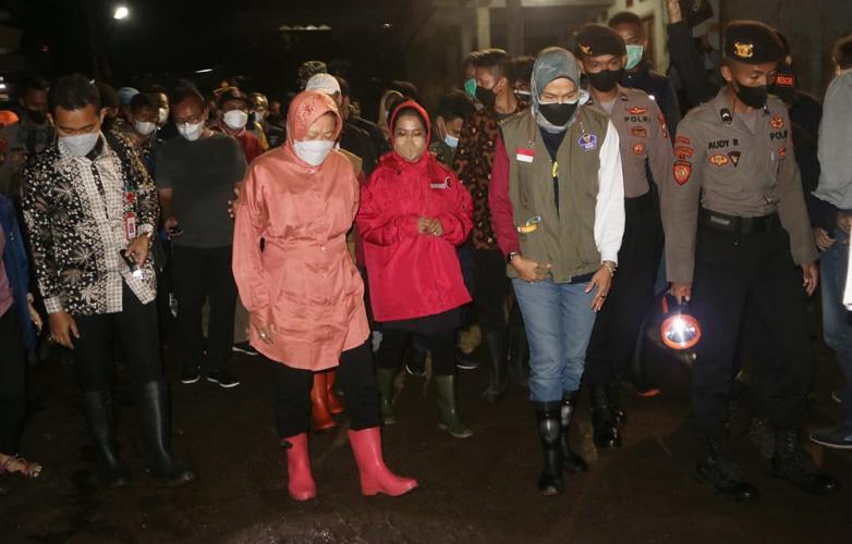  Tinjau Lokasi Terdampak Banjir Bandang Batu, Risma: Kita Kerahkan Tim Trauma Healing