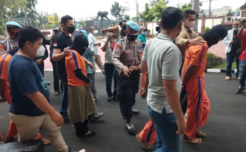 Terungkap! Pembunuhan Pemilik Rumah Makan Padang di Karawang Diotaki Istri Korban