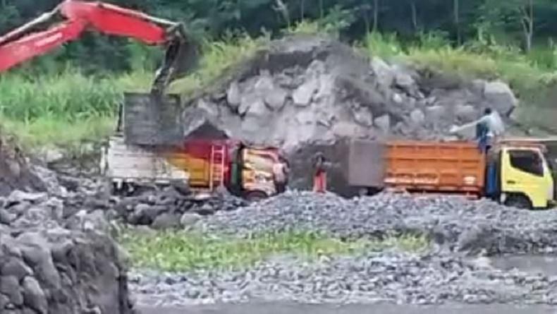 Penambang Pasir Nekat Beroperasi di Tengah Ancaman Banjir Lahar Dingin Gunung Merapi